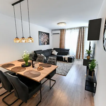 Newly Renovated Luce Apartman *