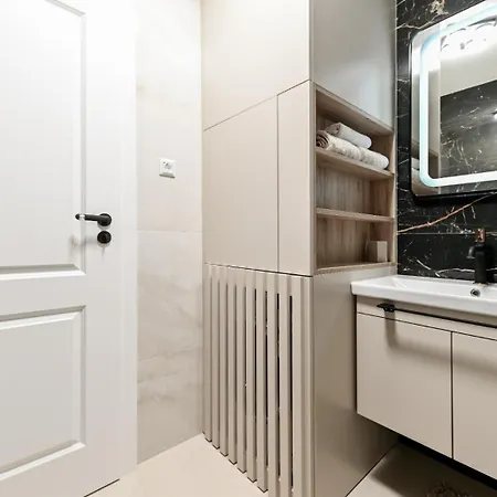 Newly Renovated Luce شقة زادار